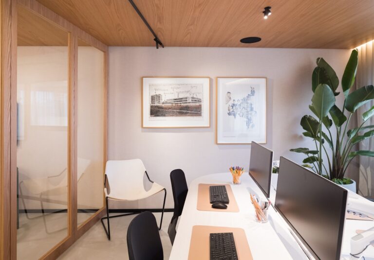 10 Minimalist Workspace Ideas to Boost Productivity in Small Spaces